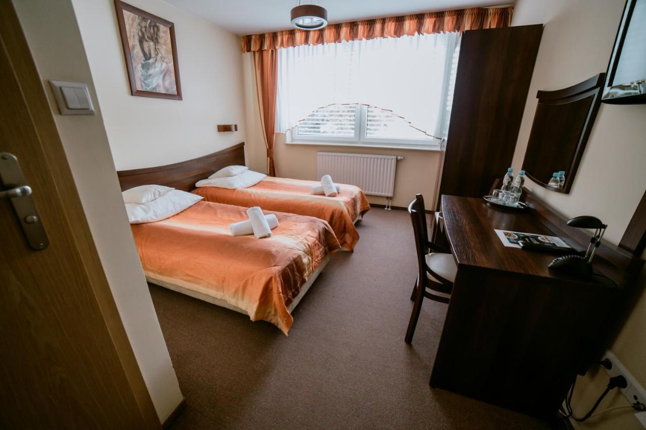 Hotel Domino Niemodlin 外观 照片