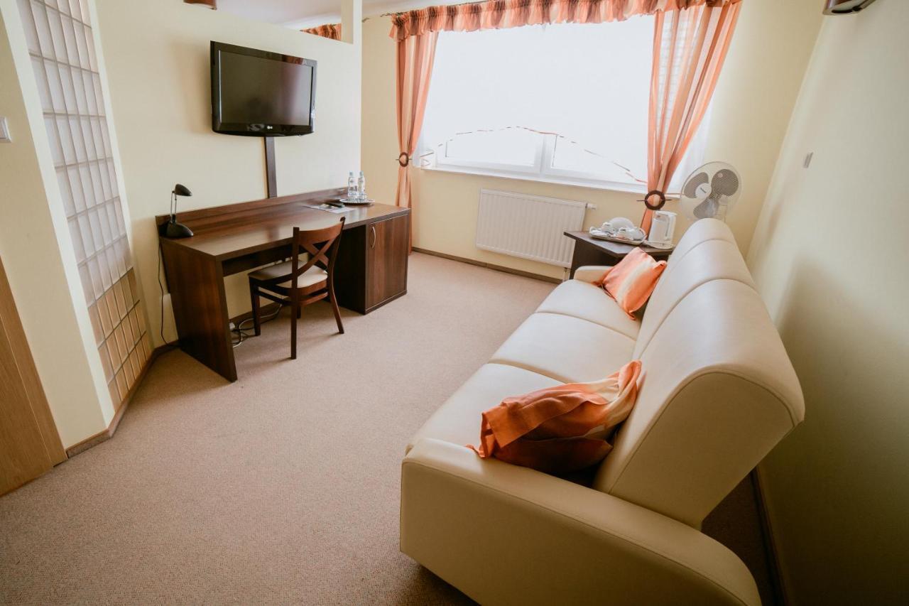 Hotel Domino Niemodlin 外观 照片