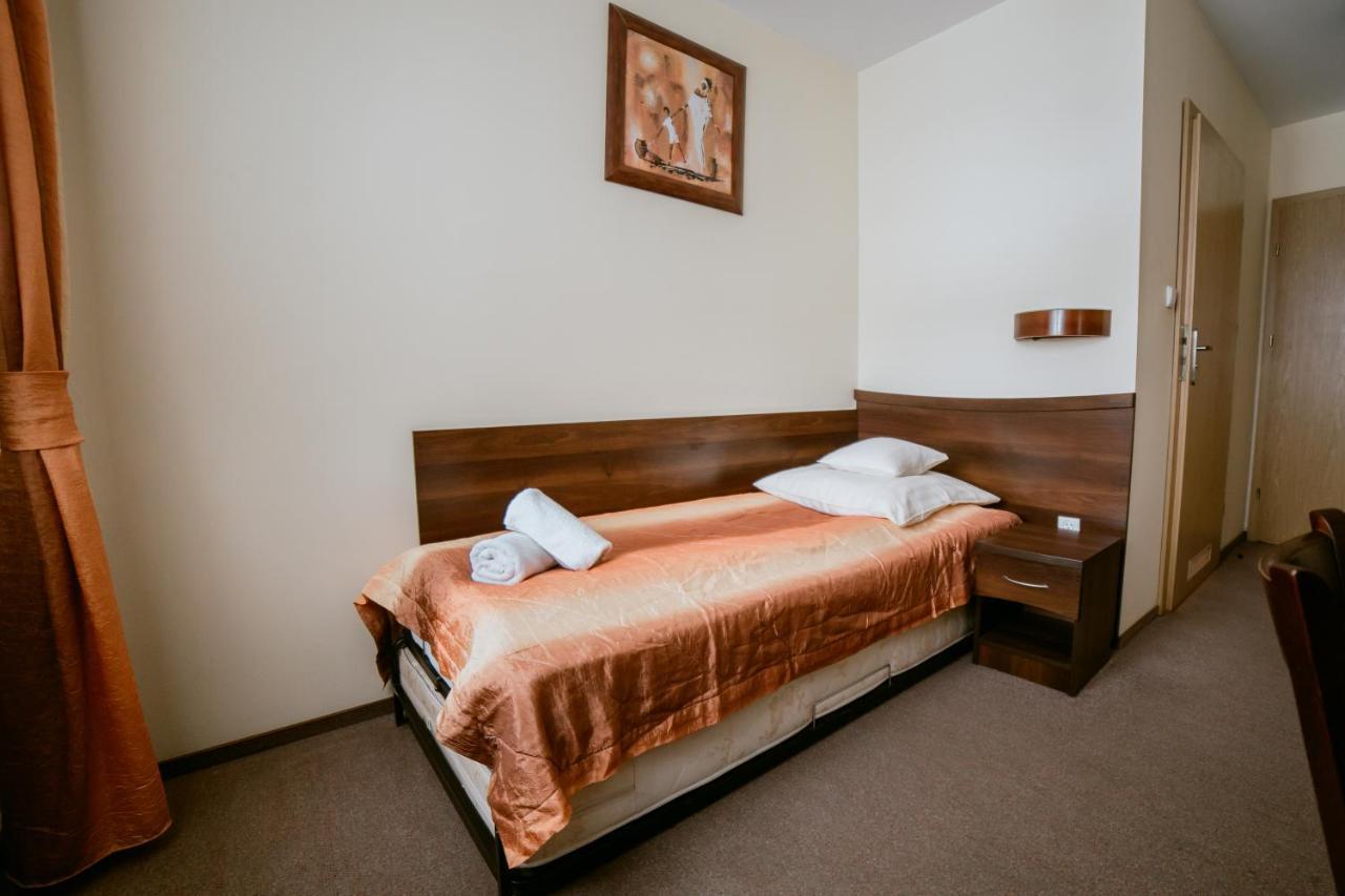 Hotel Domino Niemodlin 外观 照片